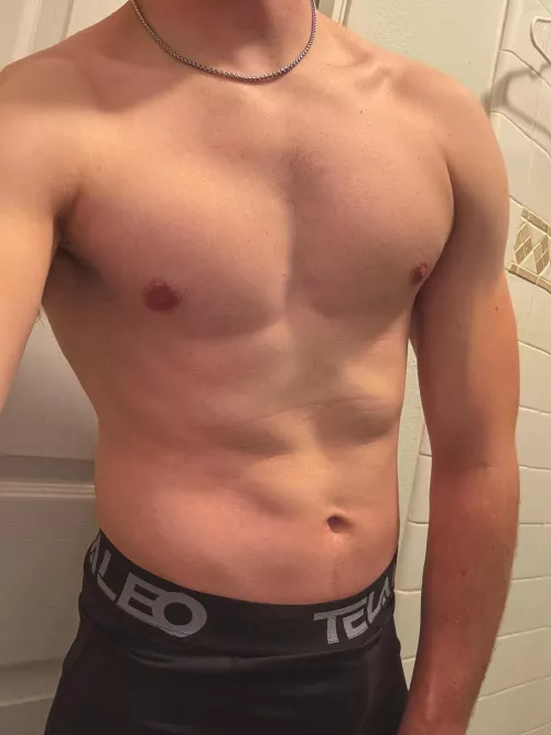 24 Bi fit! Looking for similar! Into guys feet+! SC: Whatsupalexx