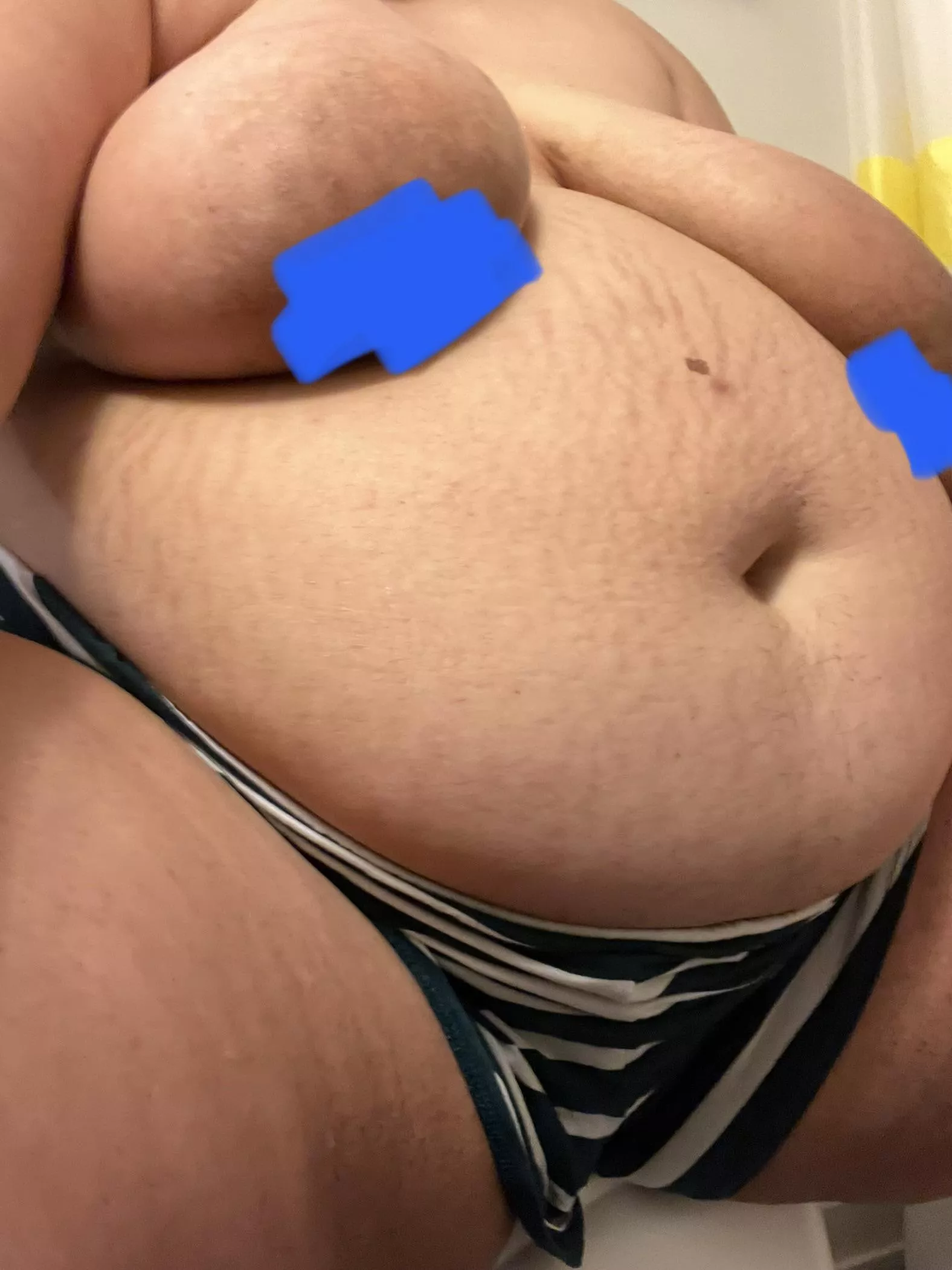 Belly so big my boobs just lay on it 😍
