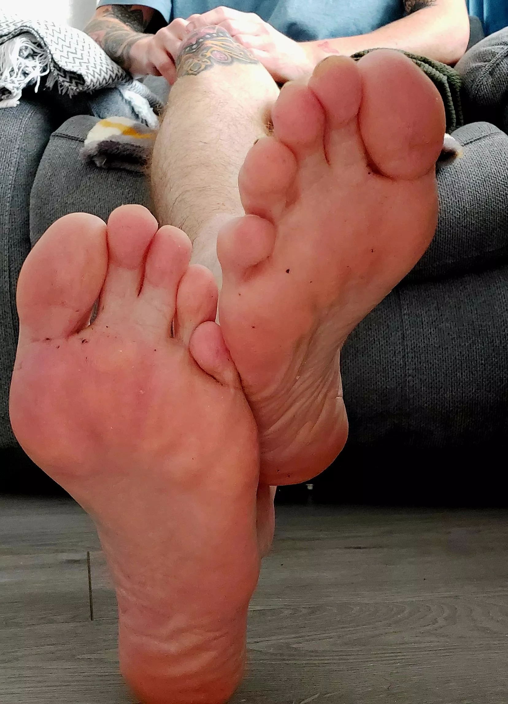For the boys who like to obey and suck feet while I have a wank