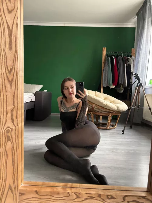 Hope red lipstick suits this tights