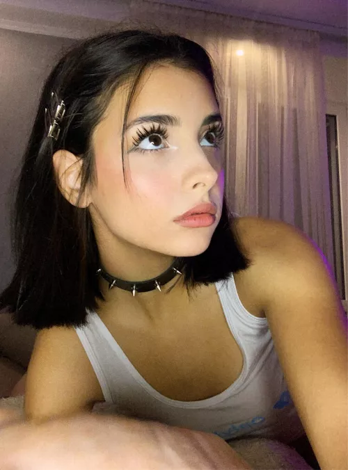 I know that I looking extra sexy in this choker