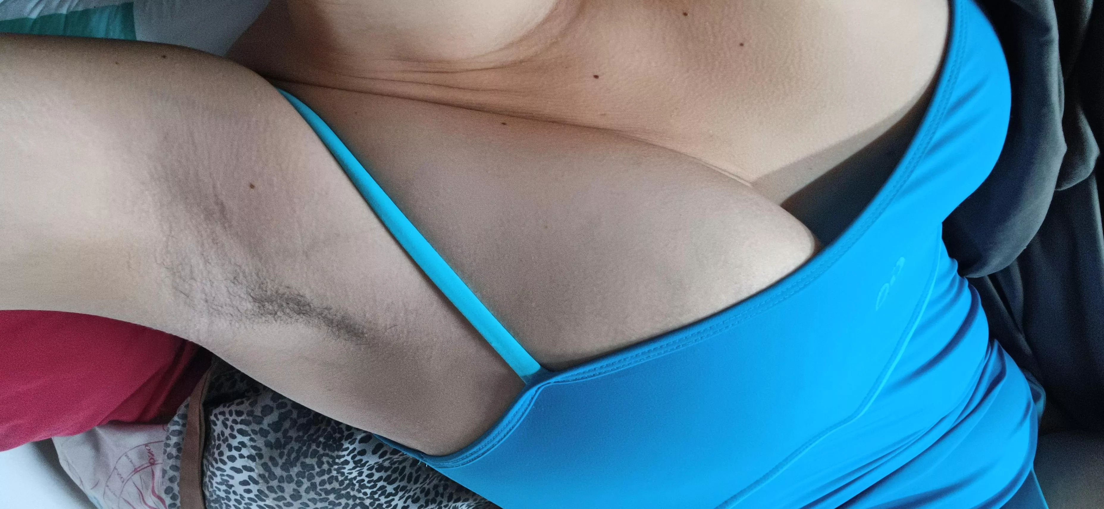 Imagine you are on a first date, I raise my arms and you see my hairy armpits, do you get up and leave or would you compliment them?