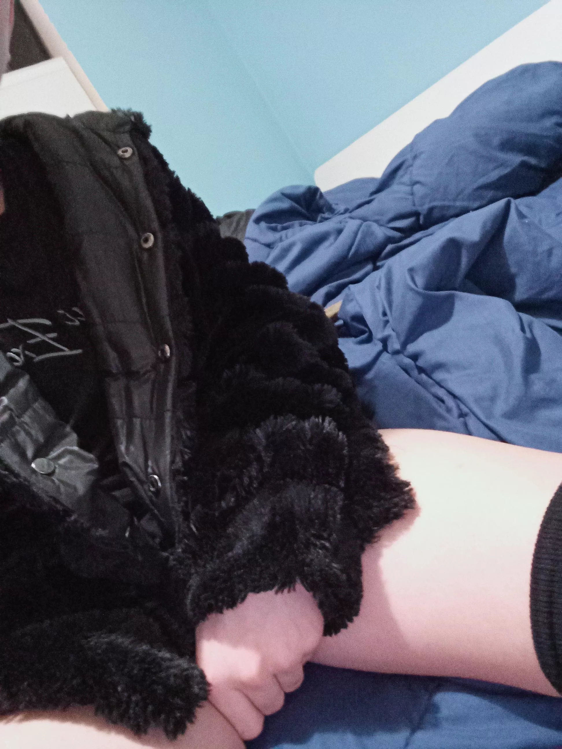 My first post >⁠.⁠< (ignore my messy bed)