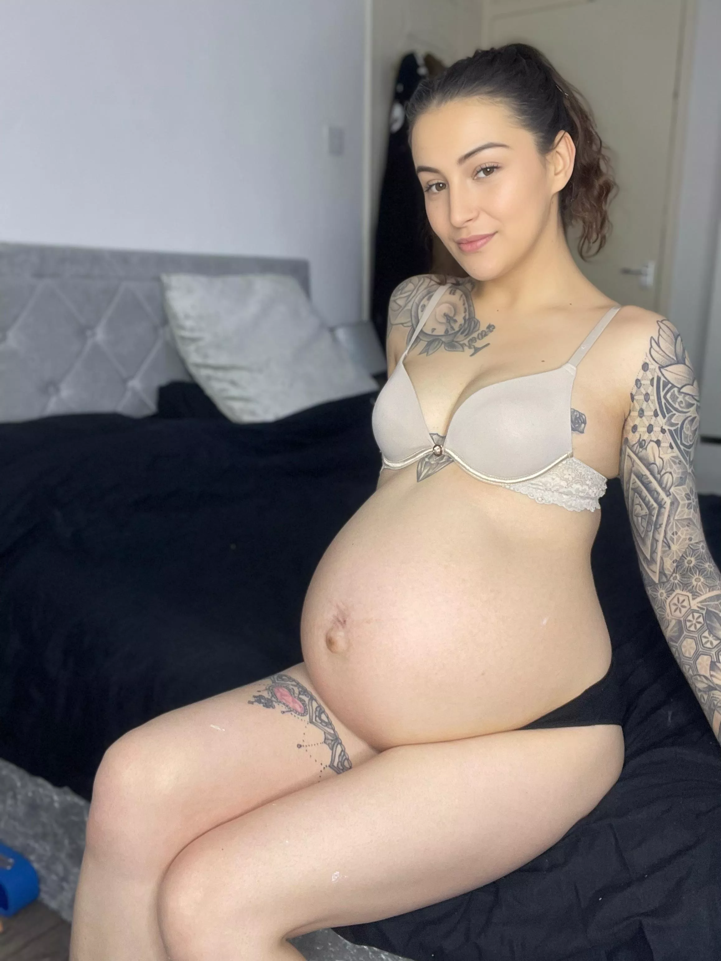 My page is $5 only as I have a sale on! British, hot MILF! Solo, BG, Pregnancy and pre pregnancy content… customs available too! Link in comments