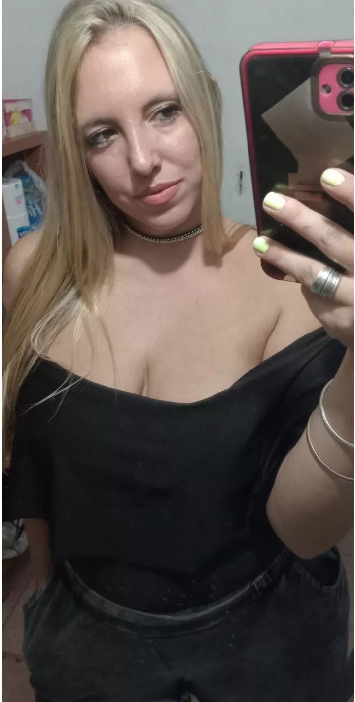 So sexy and always want to take a selfie like this