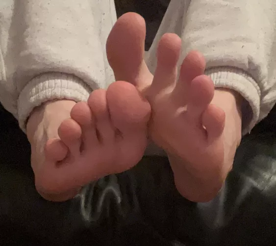 soles perfect for a footjob 💕