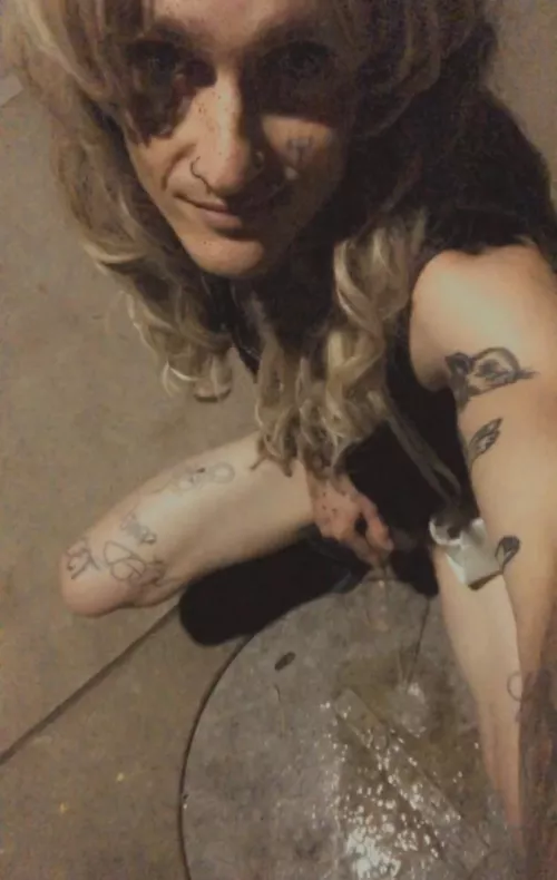 Squatting to pee on the ground in the park after taking my panties off. I make myself horny 🥵