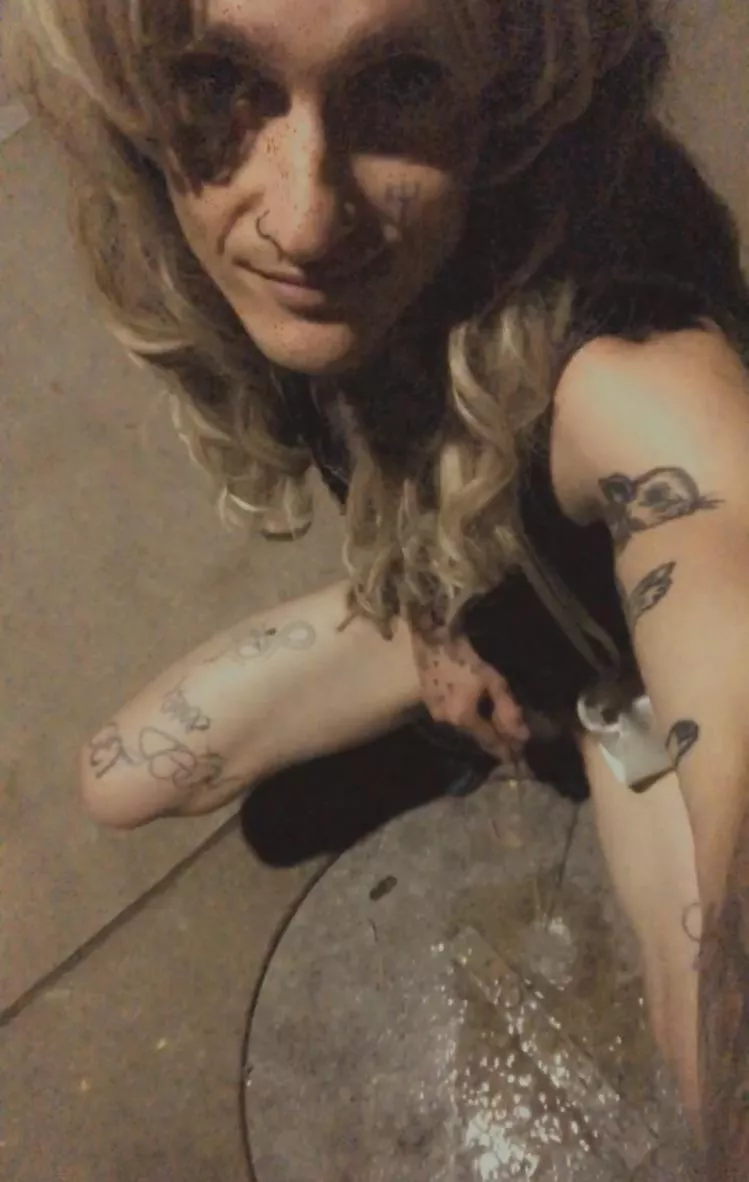 Squatting to pee on the ground in the park after taking my panties off. I make myself horny 🥵