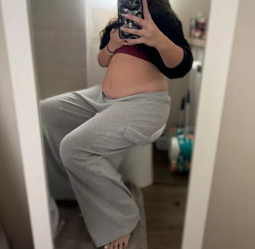 Starting to get reaaaal big 🤰🏻 25+ lbs gained in 2023 🎊