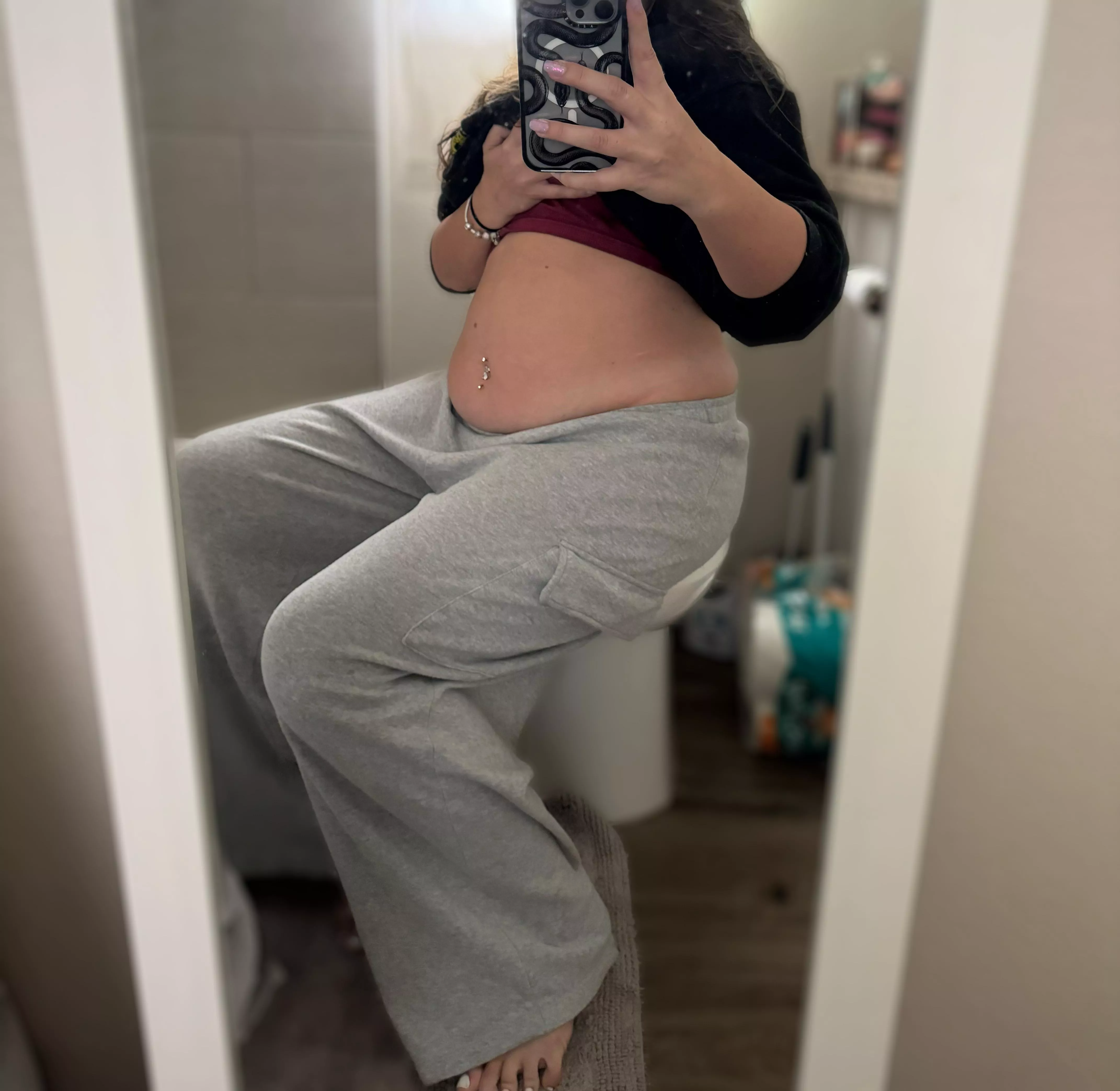 Starting to get reaaaal big 🤰🏻 25+ lbs gained in 2023 🎊
