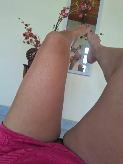 The color of my nails matches the flowers