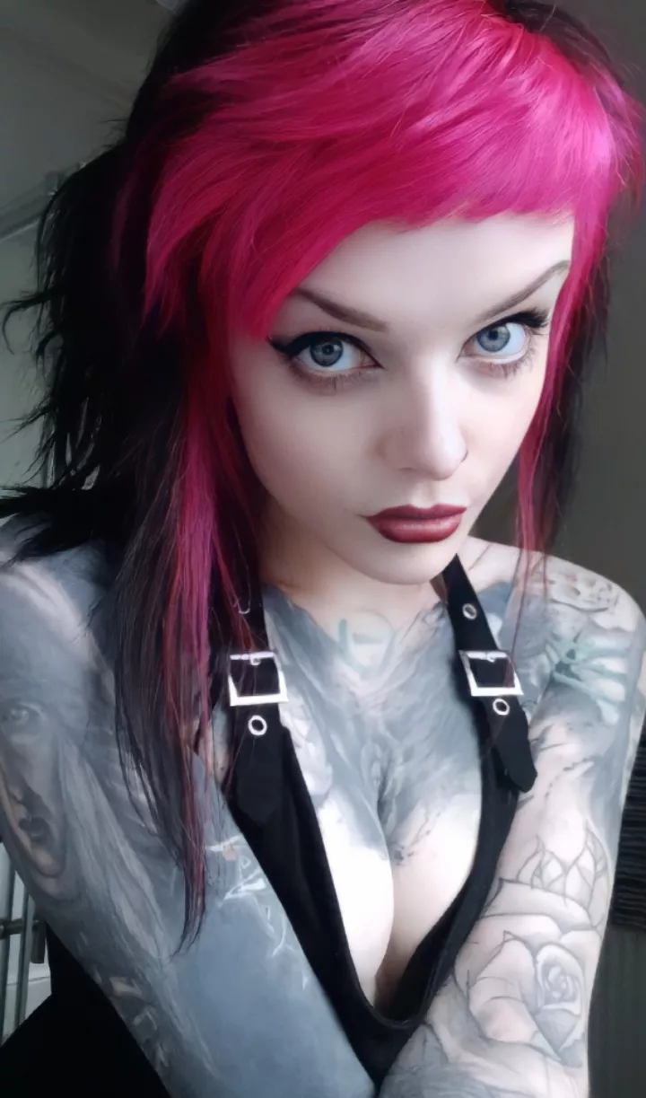 The look a goth slut gives you before she begs you to creampie her