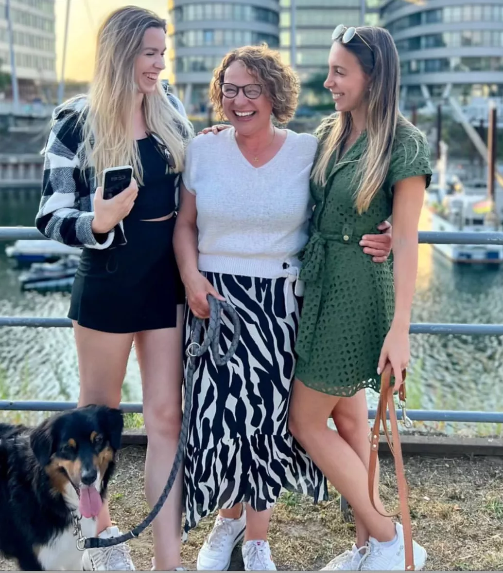 Two Girls with her mommy ;)