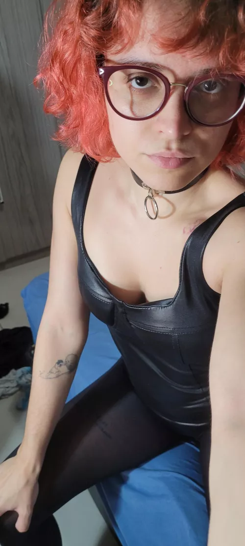 Unpopular opinion: sexy dommes can wear collars too