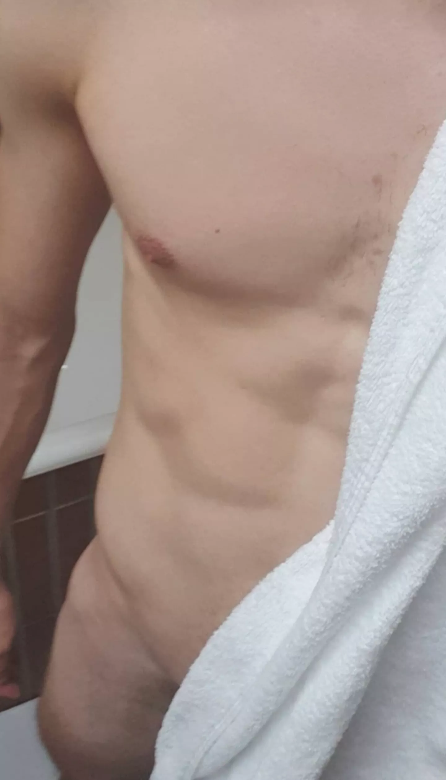 24 Bored straight guy here. Any fit or skinny guys wanna keep me company?
