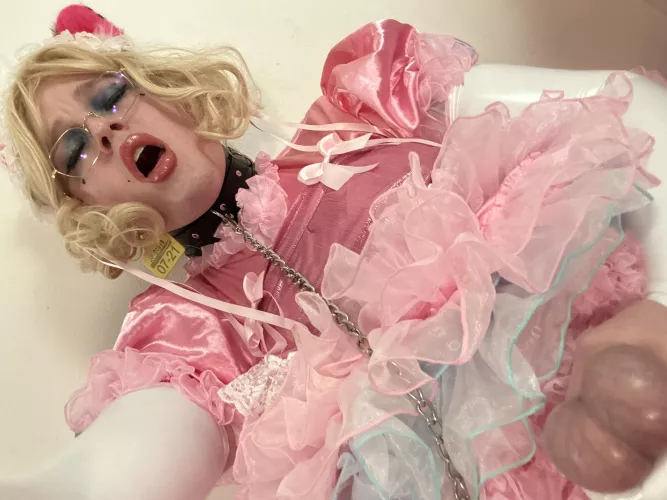 A stranger told me sissy’s don’t need their balls, he made me take this pic for him 💖🎀