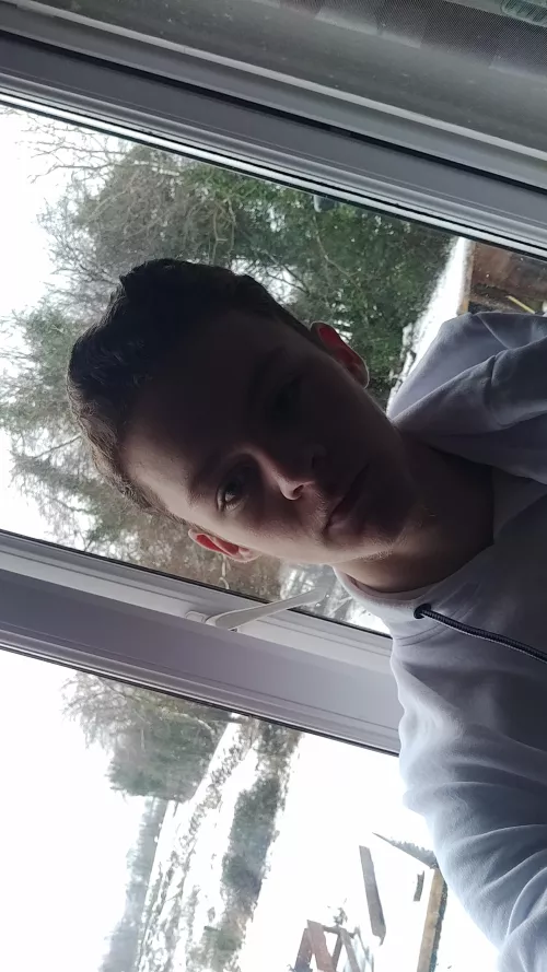 Anyone wanna chat and chill before I go to work?