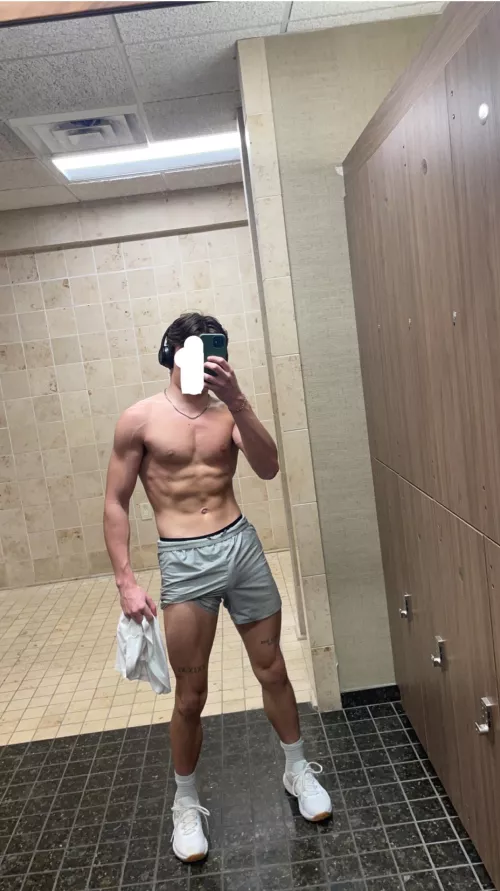 Frat bro 22 bttm, hmu freaky+ +bwc +same age, dm w a pic