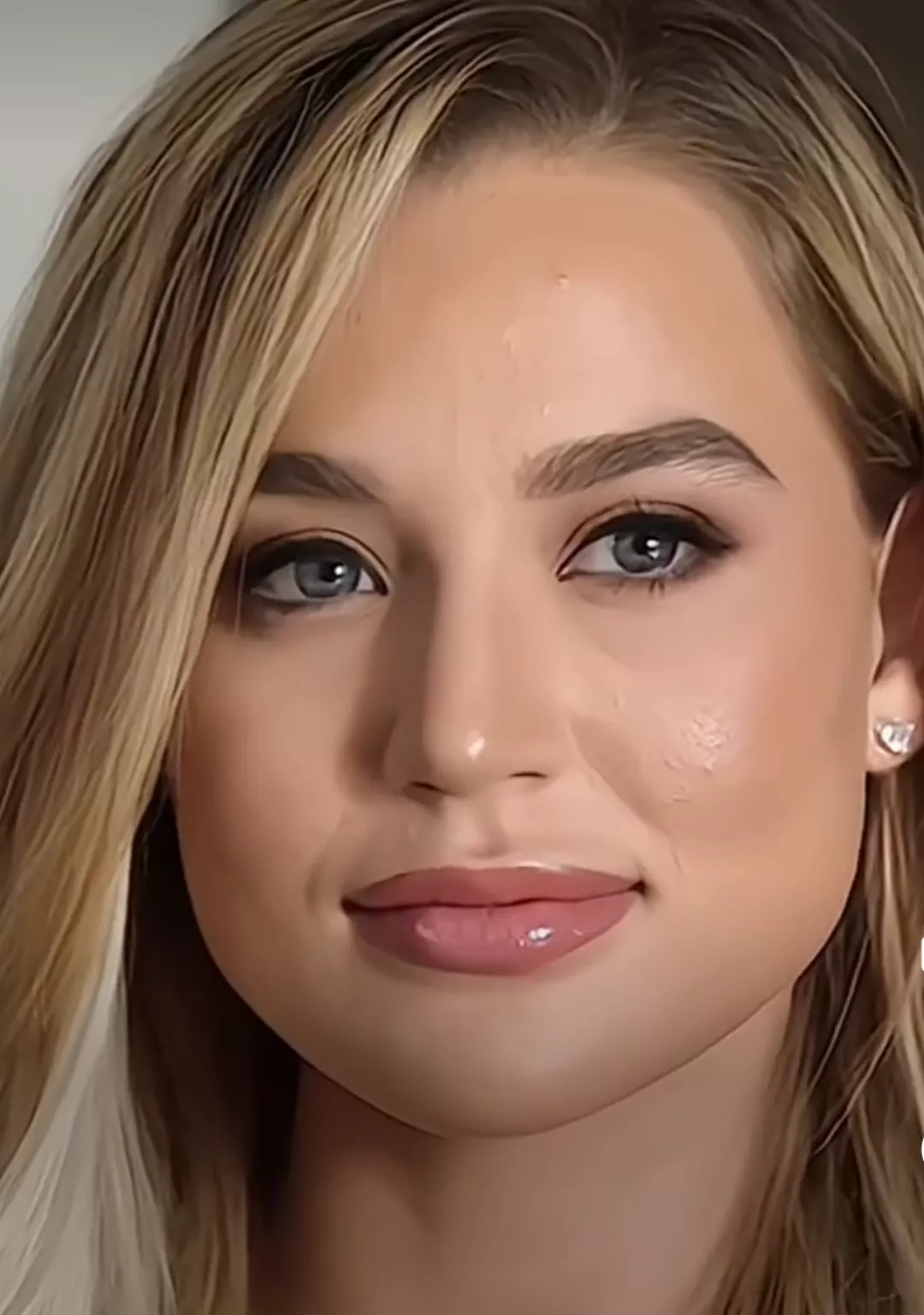 Guys can you tell me who is this pornstar ?