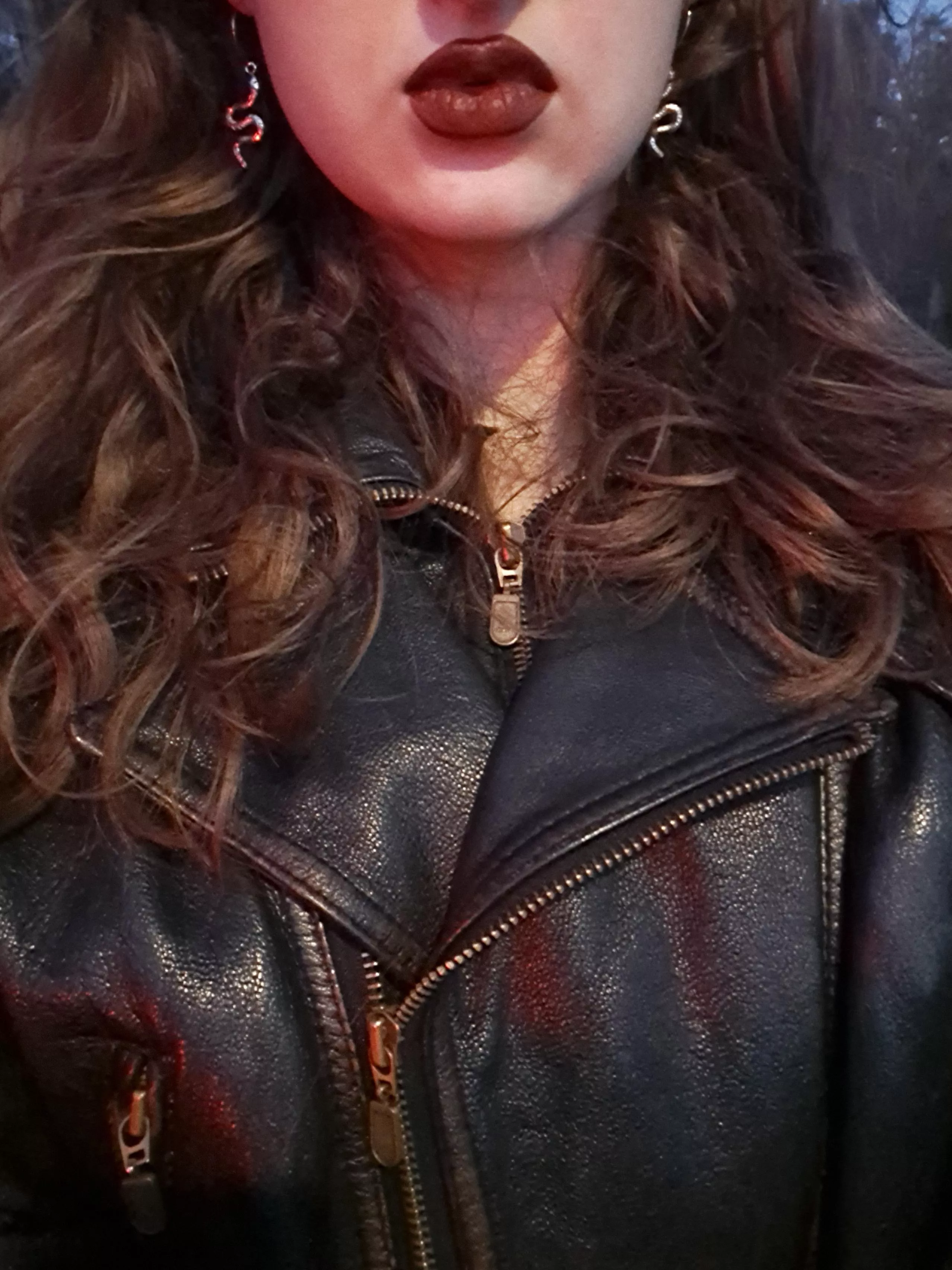 I love night lighting so much in this outfit. Also, these earrings are cute, aren't they? 🐍