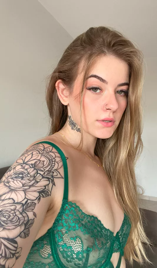 I need someone experienced to take off my clothes.. anyone here?