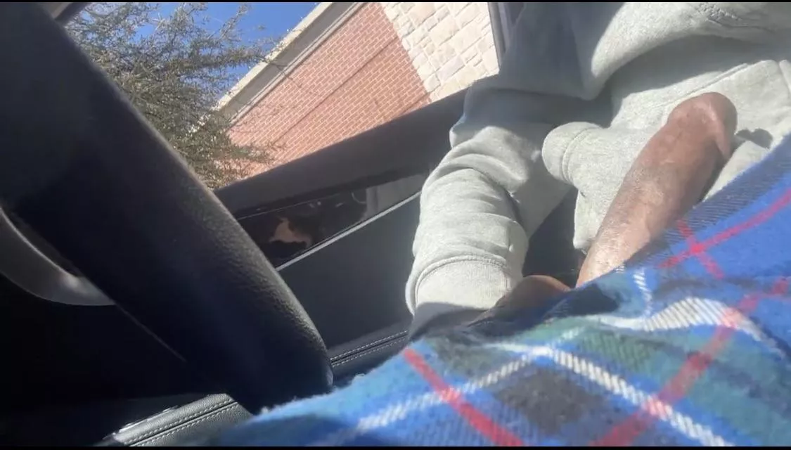 Im horny af stroking in this stater bros parking lot