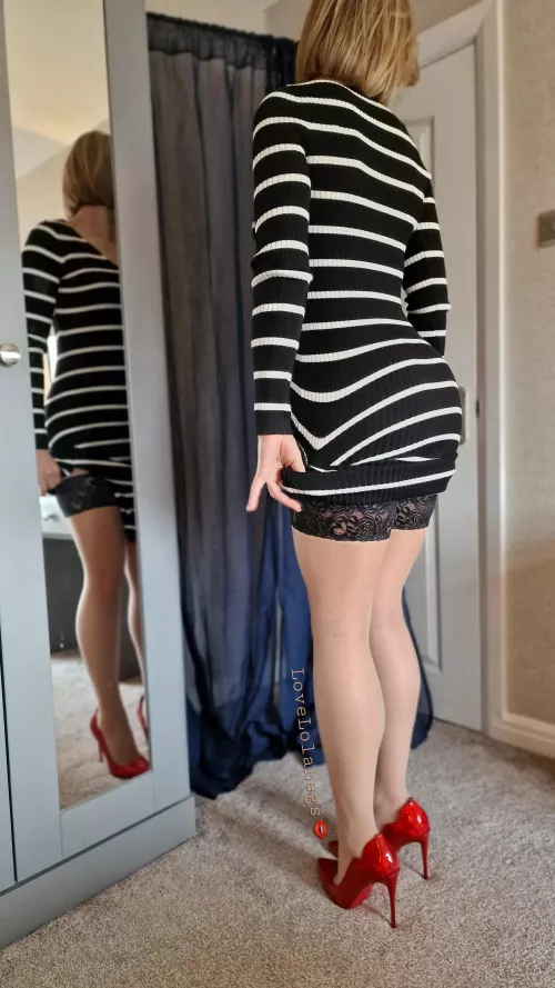 Is there anything better than a flash of stocking tops 👄