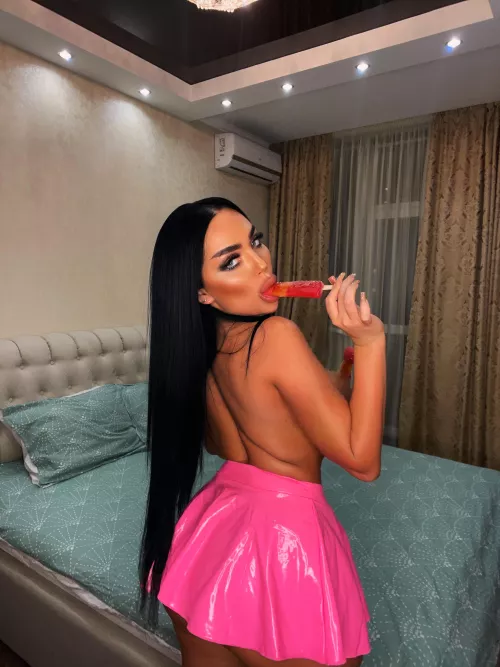 Mmm, you want to see my little butt toy? I'm very naughty today🥵