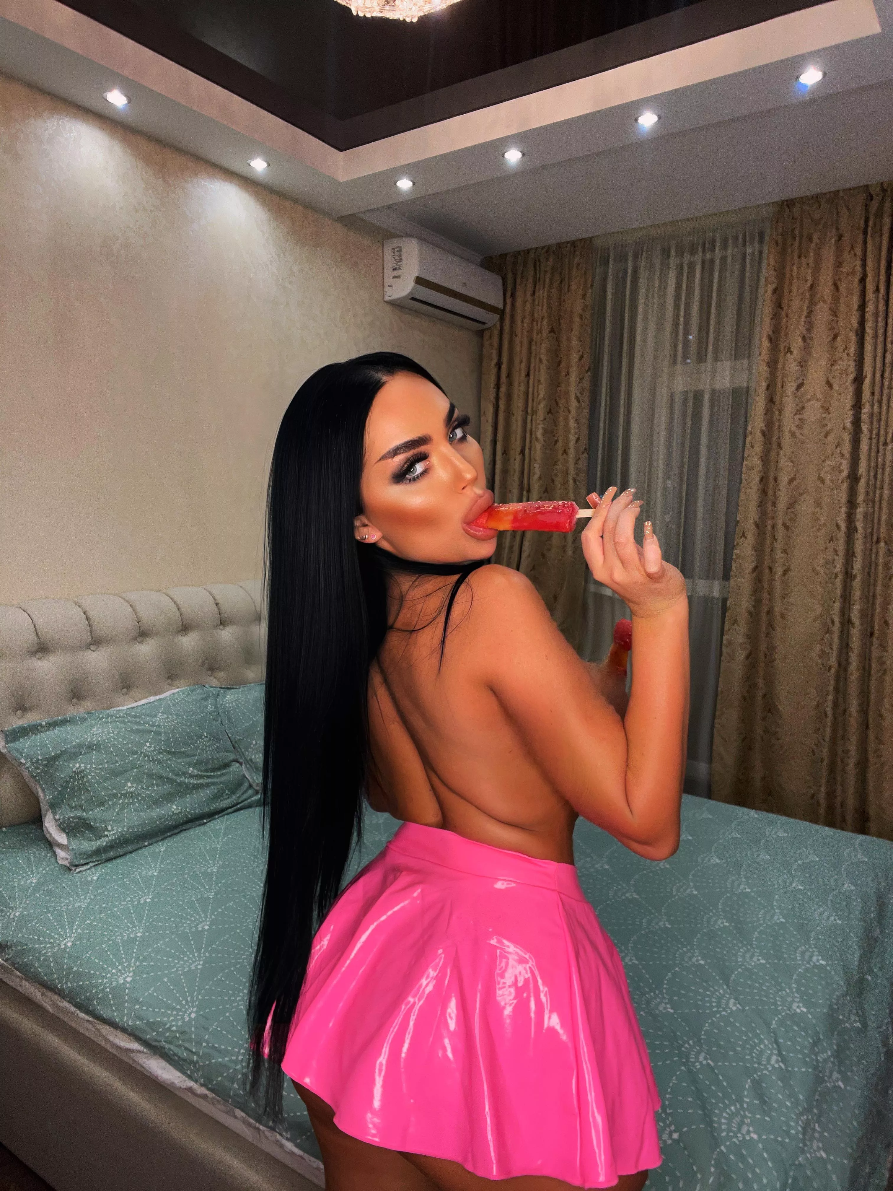 Mmm, you want to see my little butt toy? I'm very naughty today🥵