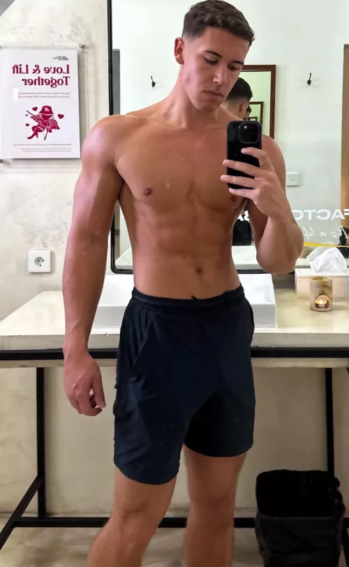 My girlfriends brother sent me gym pics and I can’t stop thinking about being on my knees