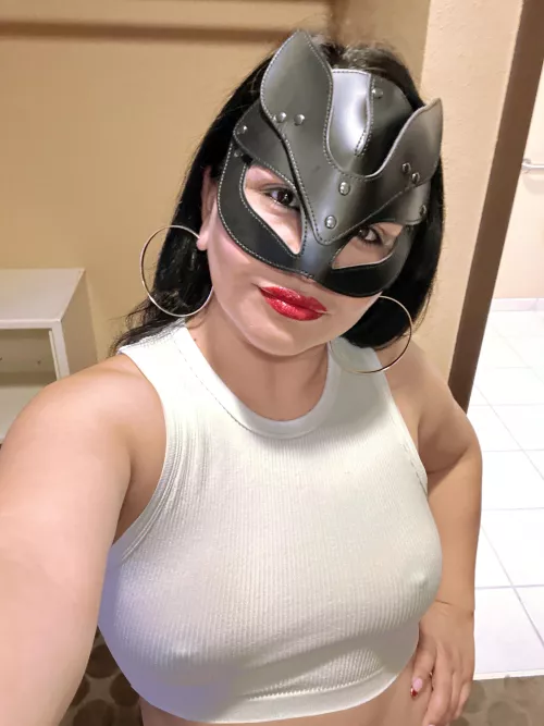 Red lips and white shirt, good enough