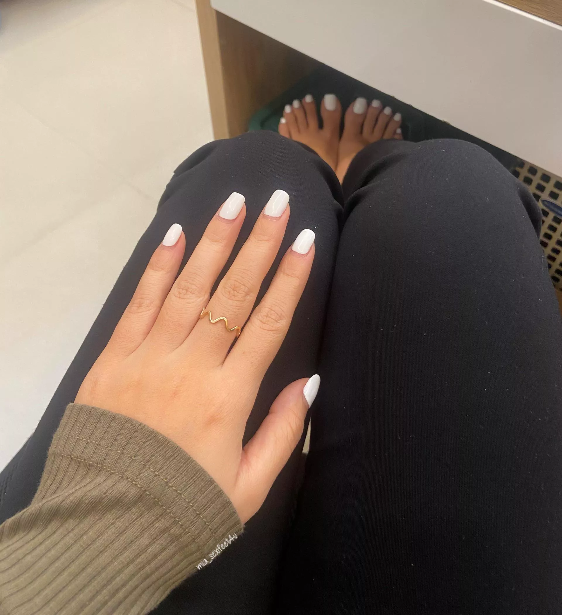 Wouldn’t you say I have a great package of sexy👋 and 🦶