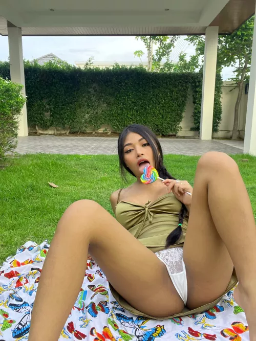 (18F) Why did you push me down?! I'm licking my lollipop!