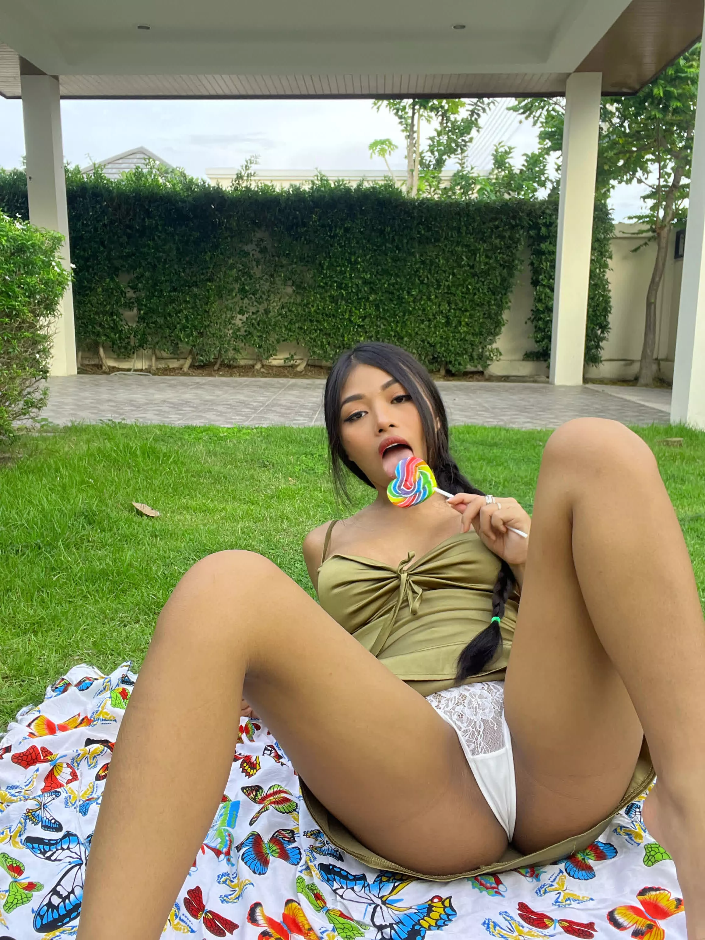 (18F) Why did you push me down?! I'm licking my lollipop!