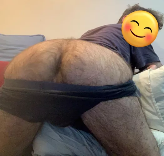 24 in shape DL Arab boy with a big furry bubble butt. 😉Horny as hell, snapp me: AmirKahr