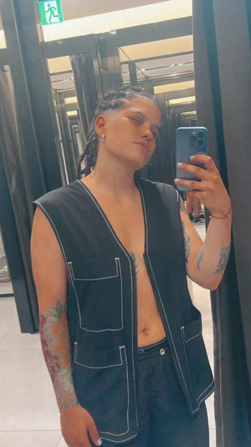 always in the men's fitting room🛍️