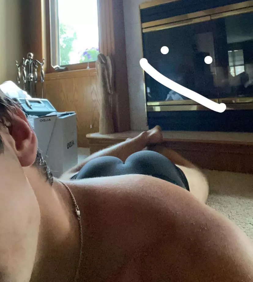 Any hot boys wanna hmu?