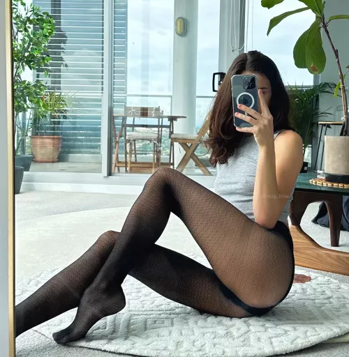 Black pantyhose and a grey top is a mean combination 😈