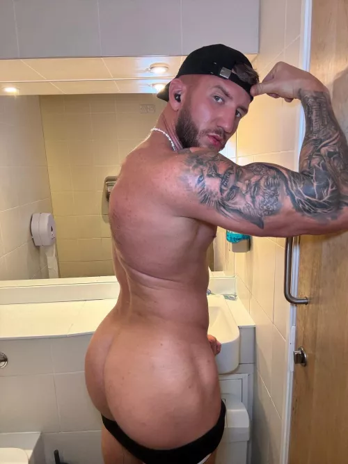 Can you watch me fuck my butthole with my finger?