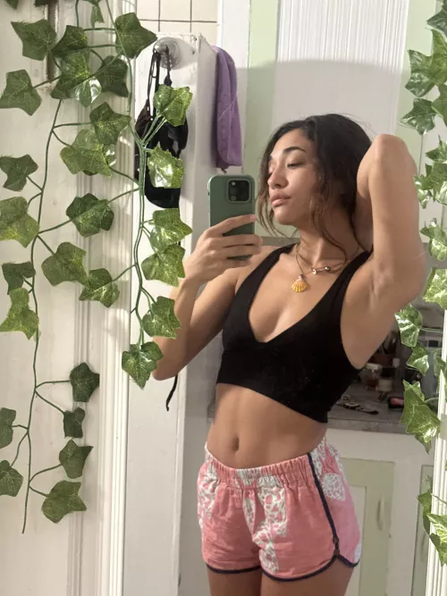 Crop tops and short shorts 😋