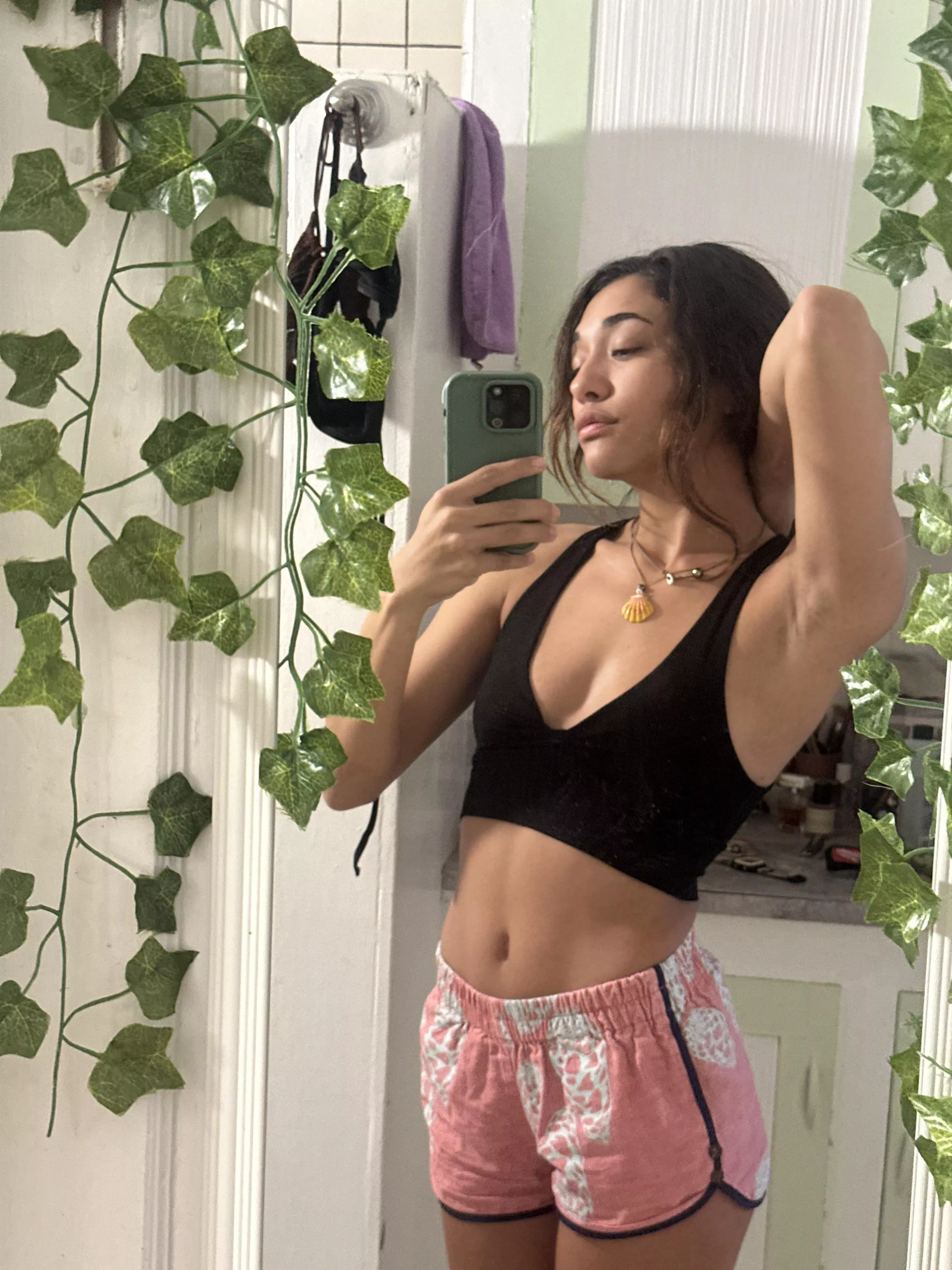 Crop tops and short shorts 😋