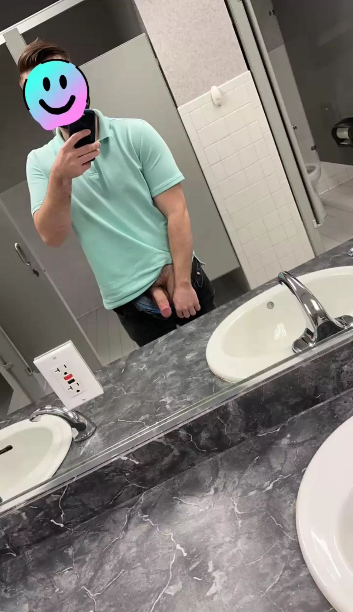 Happy Friday! Come help keep me entertained till I’m off work 😅 DMs open