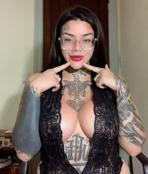 I want big cherry lips now 🍒