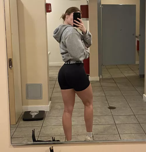 I’ll make you want me even in a sweatshirt 😈 [f]