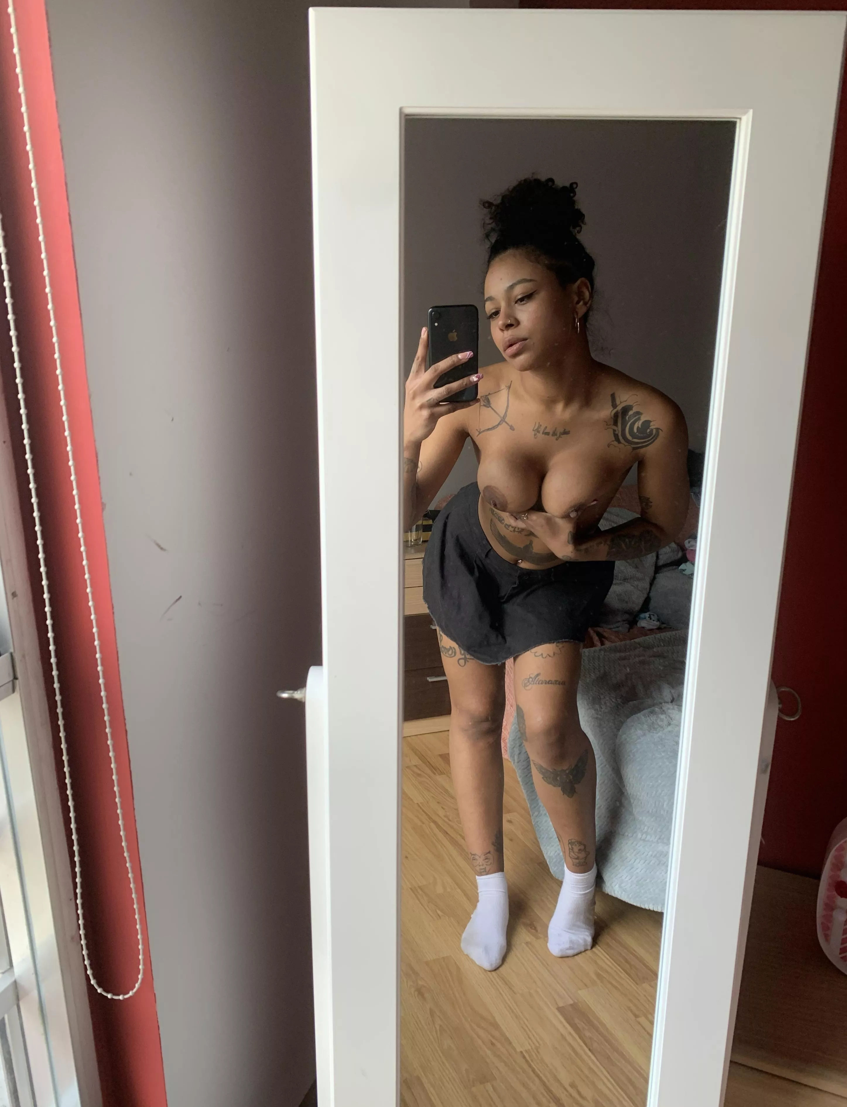 Making faces in front of the mirror is a woman's favorite pastime