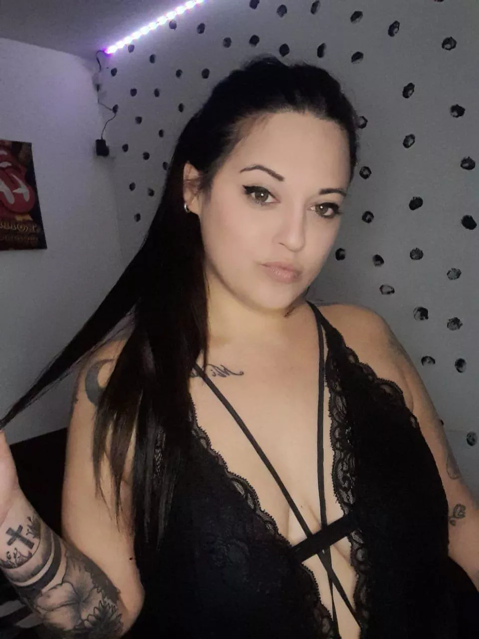 Say hey i will send you my naked pic