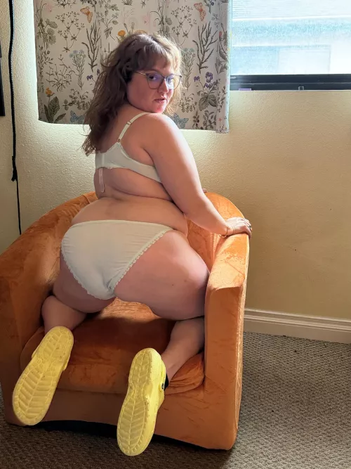 the crocs stay on babe 🤭