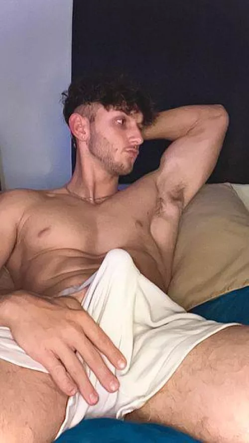 Twunk with a raging boner for bttms..😈