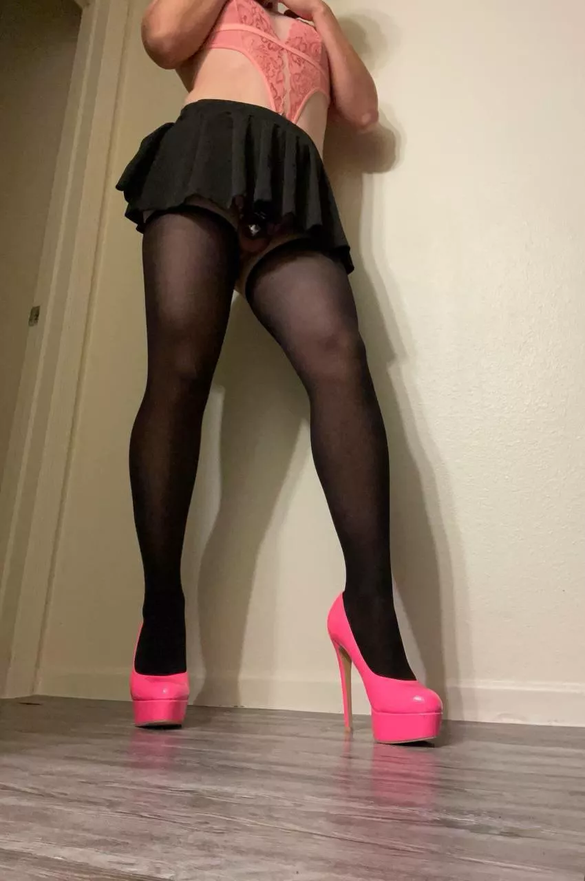 Who can see what’s hiding under the skirt🫣