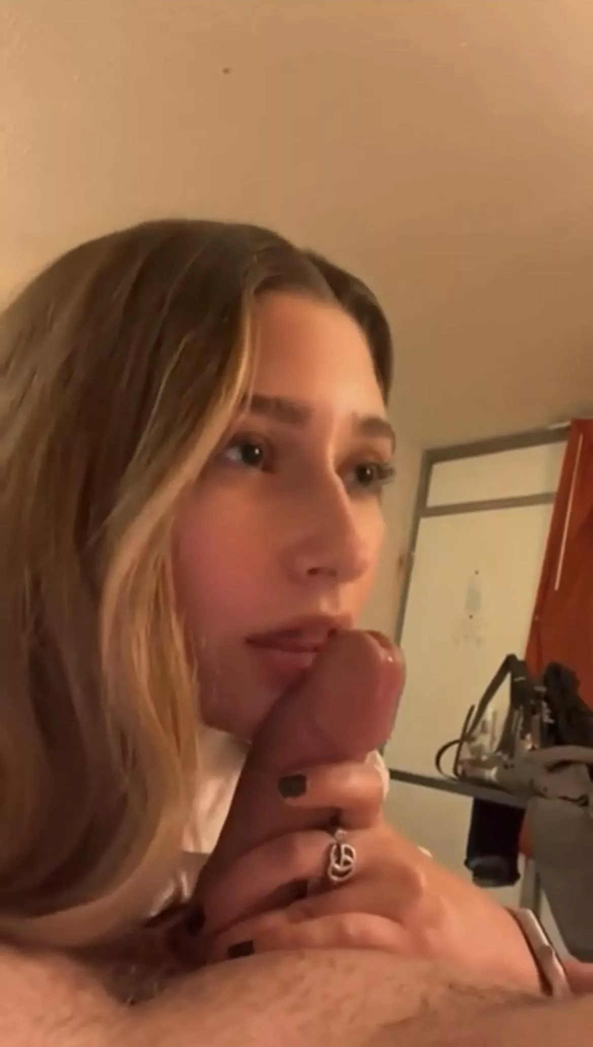 Who’s this blonde with the eyes